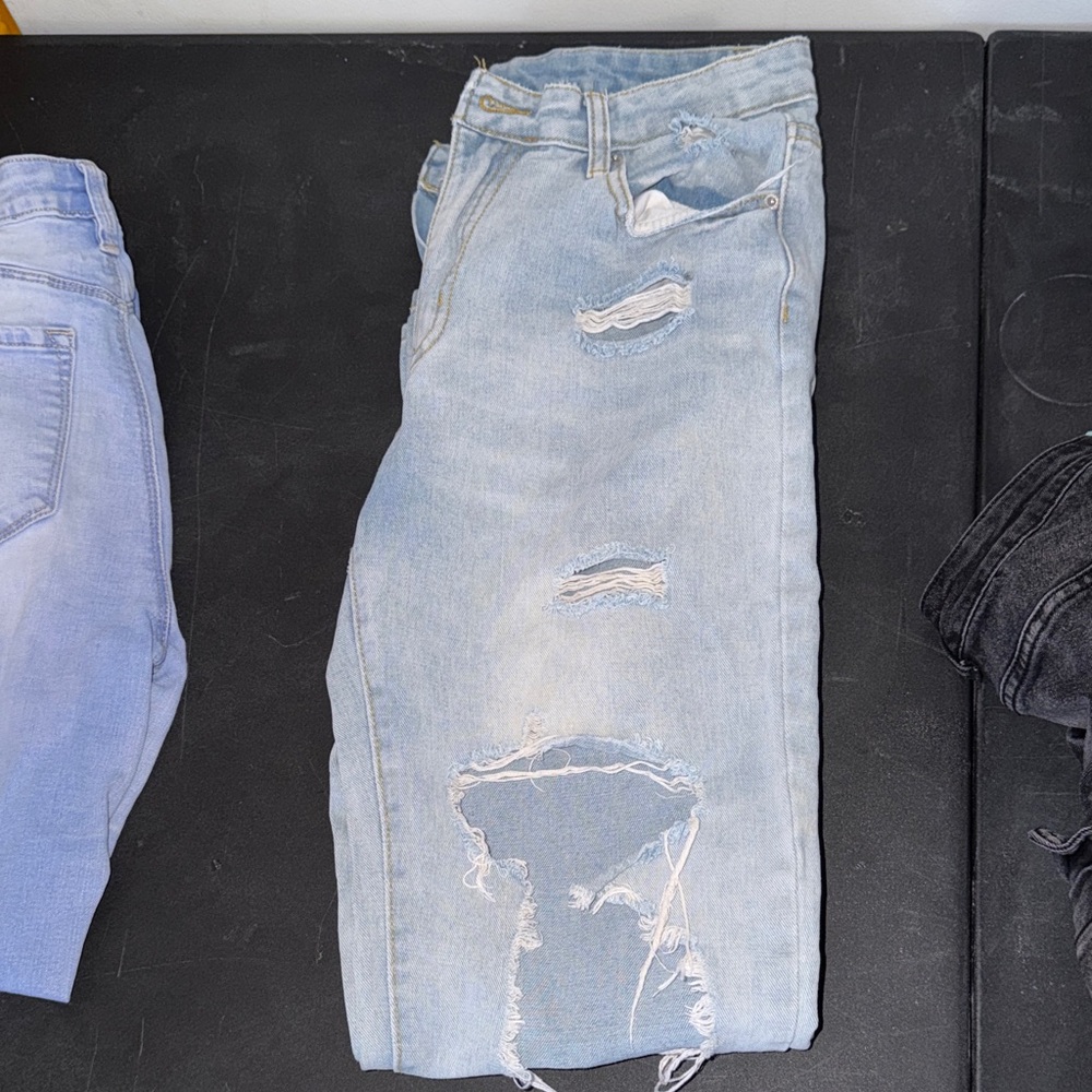 American eagle Light Blue Distressed Women’s Jeans